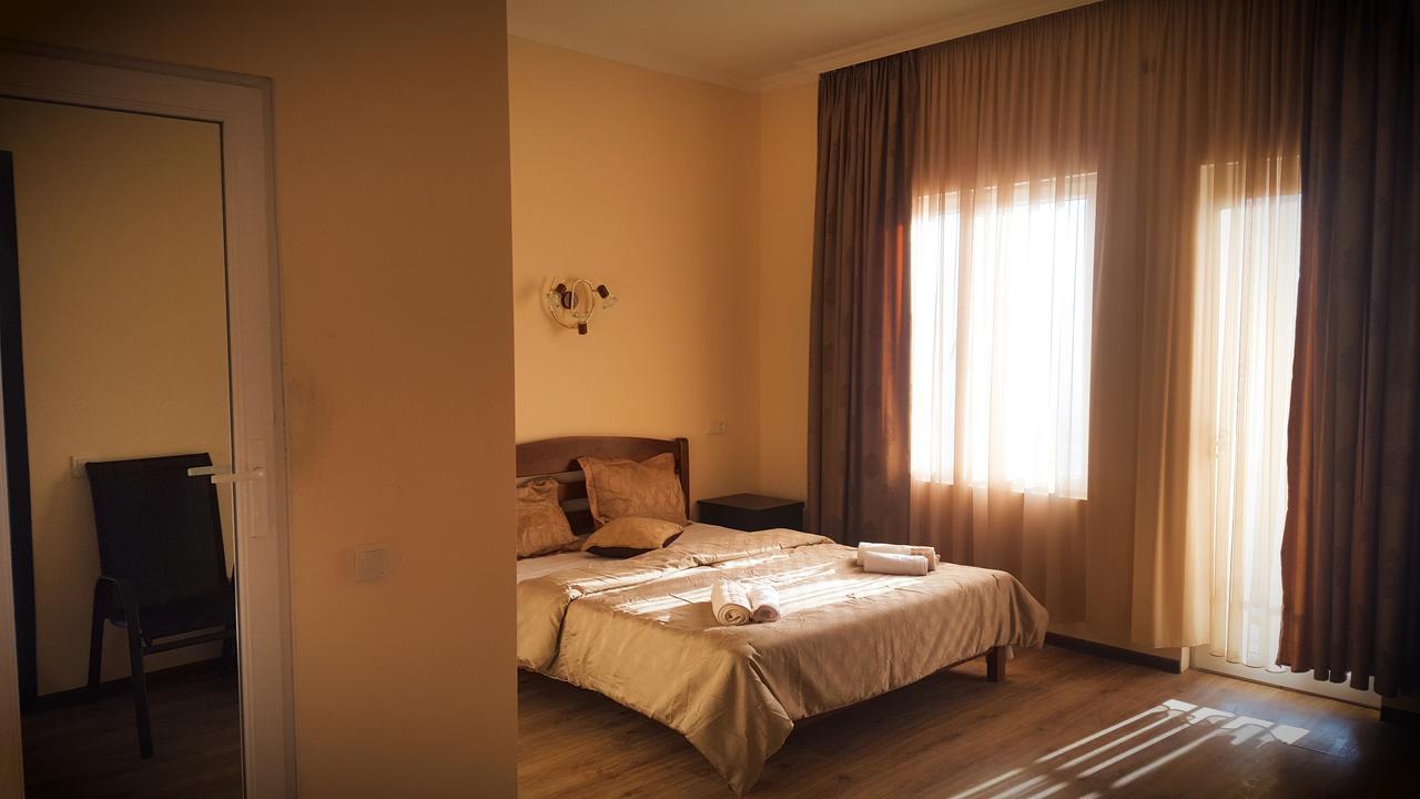 Upstairs Hotel Tbilisi Eksteriør billede